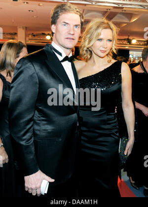 L'attrice Veronica Ferres e compagno di vita Carsten Maschmeyer frequentare sport gala "Ball des Sports in Wiesbaden, Germania, 05 febbraio 2011. Foto: Boris Roessler; Foto Stock