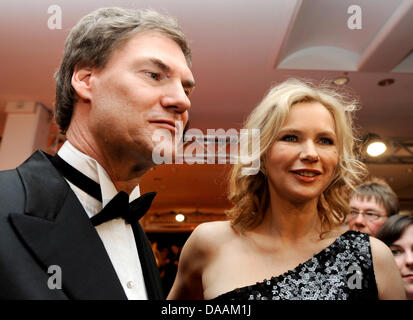 L'attrice Veronica Ferres e compagno di vita Carsten Maschmeyer frequentare sport gala "Ball des Sports in Wiesbaden, Germania, 05 febbraio 2011. Foto: Boris Roessler; Foto Stock