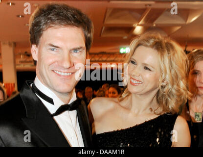 L'attrice Veronica Ferres e compagno di vita Carsten Maschmeyer frequentare sport gala "Ball des Sports in Wiesbaden, Germania, 05 febbraio 2011. Foto: Boris Roessler; Foto Stock