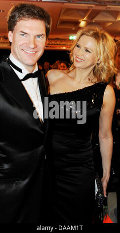 L'attrice Veronica Ferres e compagno di vita Carsten Maschmeyer frequentare sport gala "Ball des Sports in Wiesbaden, Germania, 05 febbraio 2011. Foto: Boris Roessler; Foto Stock