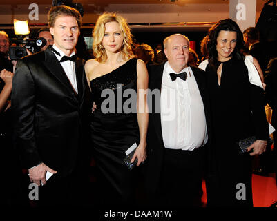 (L a R:) Attrice Veronica Ferres e il suo compagno di vita Carsten Maschmeyer e soccer funzionario Rainer Calmund e sua moglie Sylvia frequentare sport gala "Ball des Sports in Wiesbaden, Germania, 05 febbraio 2011. Foto: Boris Roessler; Foto Stock