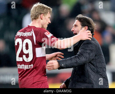 Stutthart's head coach Bruno Labbadia celebra con il suo scontrino Pavel Pogrebnyak durante la Bundesliga partita di calcio tra Borussia Moenchengladbach e VfB Stoccarda al Borussia-Park stadium di Moenchengladbach, Germania, il 5 febbraio 2011. Stoccarda ha vinto la partita 3-2. Foto: Roland Weihrauch Foto Stock