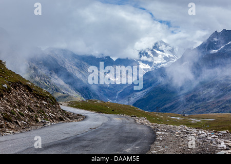 Strada in Himalaya. La Rohtang pass, Himachal Pradesh, India Foto Stock