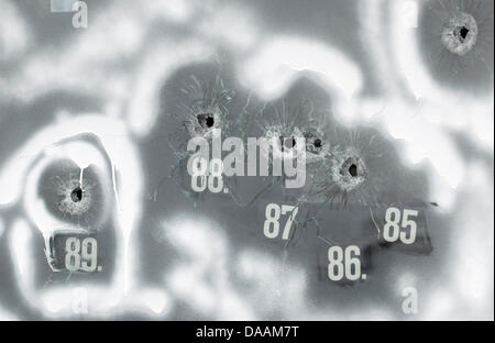 (FILE) un archivio foto datata 12 marzo 2009 mostra fori di proiettile da una grande arma di calibro nella finestra di una concessionaria automobilistica circondata con vernice bianca in Wendlingen, Germania. Il tribunale distrettuale di Stoccarda ha annunciato il verdetto contro il padre di rampage killer da Winnenden, Germania. Foto: Boris Roessler Foto Stock