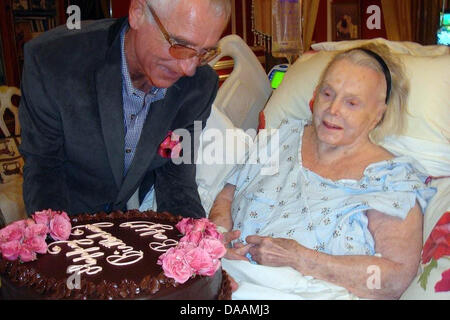 Frederic Prinz von Anhalt offre una torta di compleanno per il suo 94-anno-vecchio moglie Zsa Zsa Gabor in casa loro a Los Angeles, Germania, 06 febbraio 2011. Foto: Privat Foto Stock