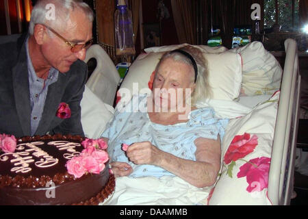 Frederic Prinz von Anhalt offre una torta di compleanno per il suo 94-anno-vecchio moglie Zsa Zsa Gabor in casa loro a Los Angeles, Germania, 06 febbraio 2011. Foto: Privat Foto Stock