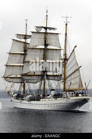 (Dpa) file - un file immagine datata 02 marzo 2009 mostra la formazione navale nave "Gorch Fock" nella foto al porto di Kiel, Germania. Dopo la morte di una femmina di allievo ufficiale nel novembre 2010, la Marina Militare Tedesca indaga sul sospetto di 'mutiny'. Secondo un portavoce del Bundestag tedesco, le indagini ufficiali hanno iniziato a. Foto: Maurizio Gambarini Foto Stock