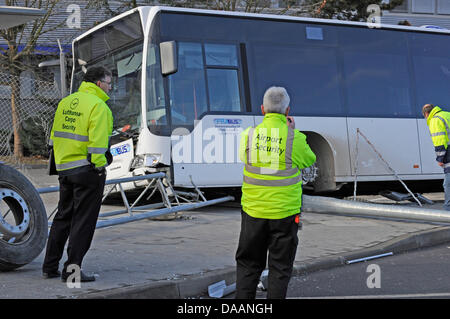 Investigatori della polizia fissare tracce dopo un incidente di autobus all'aeroporto di Francoforte sul Meno, Germania, 20 gennaio 2011. Il conducente ha perso il controllo del suo veicolo per motivi sconosciuti e ha spinto in una folla di passeggeri in piedi presso l'area dell'aeroporto. Un 24-anno-vecchia donna è morta e cinque persone sono state gravemente ferite. Foto: Boris Roessler Foto Stock