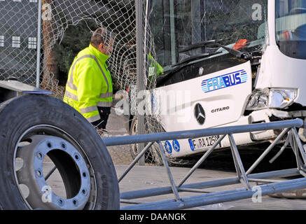 Investigatori della polizia fissare tracce dopo un incidente di autobus all'aeroporto di Francoforte sul Meno, Germania, 20 gennaio 2011. Il conducente ha perso il controllo del suo veicolo per motivi sconosciuti e ha spinto in una folla di passeggeri in piedi presso l'area dell'aeroporto. Un 24-anno-vecchia donna è morta e cinque persone sono state gravemente ferite. Foto: Boris Roessler Foto Stock