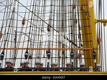 (File) - Un file di dpa picture date 05 agosto 2010 mostra marinai alle manovre del tedesco naval training nave "Gorch Fock" di Amburgo, Germania. Dopo una femmina di allievo ufficiale è sceso per la sua morte da un armamento della nave di tre montanti nel novembre 2010, la Marina Militare Tedesca ora indaga sul sospetto di ammutinamento. Secondo un portavoce del Bundestag tedesco, investigati ufficiale Foto Stock