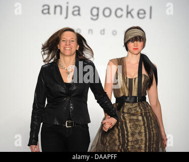 Modello inglese Lily Cole (R) e il designer tedesco Anja Gockel (L) pongono dopo la sua sfilata di moda durante la Mercedes-Benz della settimana della moda a Berlino, Germania, 21 gennaio 2011. Foto: SOEREN STACHE Foto Stock