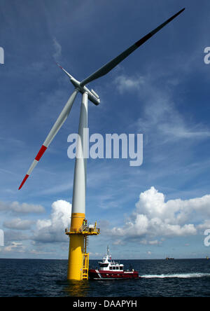 (FILE) un archivio foto datata 04 agosto 2010 mostra uno dei primi tre completare turbine eoliche offshore wind park 'EnBW Baltic 1' nel Mar Baltico, 16 chilometri away dalla penisola Darss vicino Prerow, Germania. La potenza del vento tendenza è dare nuova speranza ai cantieri navali tedeschi: se enormi parchi eolici sarà costruito nel Mare del Nord o nel mar Baltico, altamente specializzati di navi sarà nee Foto Stock