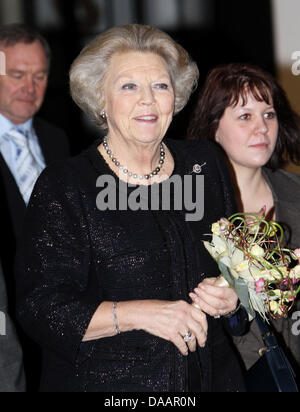 La regina Beatrice dei Paesi Bassi visita la mostra nazionale per i piccoli animali di casa Boxx mostra a Nieuwegein, Paesi Bassi, 21 gennaio 2011. Questo campione mostra è tenuto a contrassegnare la 125hth anniversario della Royal Dutch Società Avicultura. Foto: Patrick van Katwijk PAESI BASSI FUORI Foto Stock