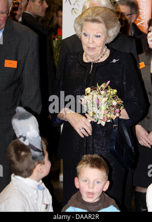 La regina Beatrice dei Paesi Bassi visita la mostra nazionale per i piccoli animali di casa Boxx mostra a Nieuwegein, Paesi Bassi, 21 gennaio 2011. Questo campione mostra è tenuto a contrassegnare la 125hth anniversario della Royal Dutch Società Avicultura. Foto: Patrick van Katwijk PAESI BASSI FUORI Foto Stock