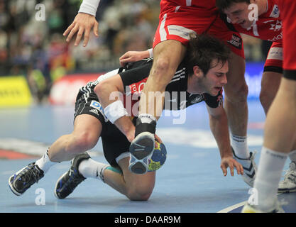 Uwe Gensheimer (L) della Repubblica federale di Germania contro Arnor Atlason dell Islanda durante l'di Pallamano Campionato Mondiale girone principale gruppo 1 corrisponde la Germania contro l'Islanda in Jönköping, in Svezia, 22 gennaio 2011. Foto: Jens Wolf dpa Foto Stock