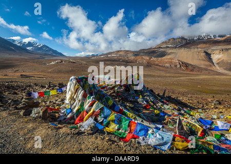 La preghiera buddista bandiere (lungta) su Baralacha La pass sulla autostrada Manali-Leh in Himalaya. Himachal Pradesh, India Foto Stock