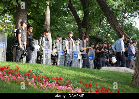 Istanbul, Turchia -- Taksim Gezi Park come polizia recupera l'area a luglio, 08, 2013. Sebbene il parco fu ufficialmente 're-aperto' presto la polizia è intervenuta e svuotato il parco ancora una volta. Le manifestazioni di protesta, arresti casuali e la violenza della polizia ha continuato. Foto di Bikem Ekberzade/Alamy Live News Foto Stock