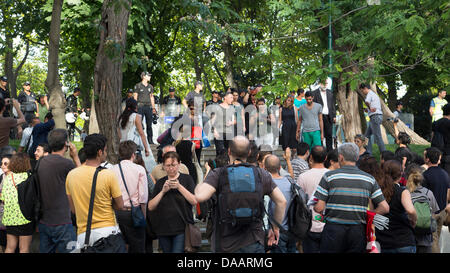 Istanbul, Turchia -- Taksim Gezi Park, come polizia recupera l'area a luglio, 08, 2013. Sebbene il parco fu ufficialmente 're-aperto' presto la polizia è intervenuta e svuotato il parco ancora una volta. Le manifestazioni di protesta, arresti casuali e la violenza della polizia ha continuato. Foto di Bikem Ekberzade/Alamy Live News Foto Stock