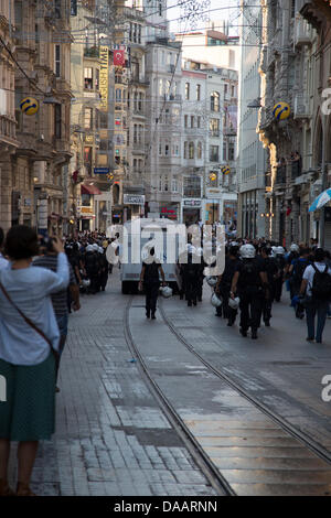 Istanbul, Turchia -- Istiklal Street fuori dalla piazza Taksim, il 08 luglio, 2013. Sebbene Gezi Park è stata ufficialmente 're-aperto' presto la polizia è intervenuta e svuotato il parco ancora una volta. Le manifestazioni di protesta, arresti casuali e la violenza della polizia nella zona ha continuato. Foto di Bikem Ekberzade/Alamy Live News Foto Stock