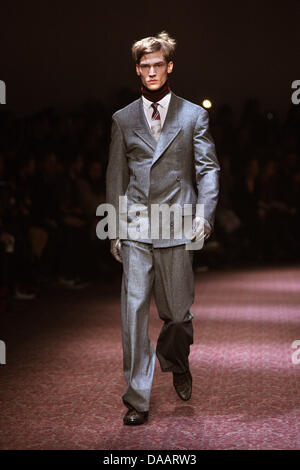 Un modello indossa una creazione come parte di Lanvin Moda Uomo Autunno Inverno 2011/2012 collezione presentata durante la Parigi degli uomini della settimana della moda di Parigi, Francia, 23 gennaio 2011. La Moda Uomo Autunno Inverno durerà fino al 23 gennaio 2011. Foto: Hendrik Ballhausen Foto Stock