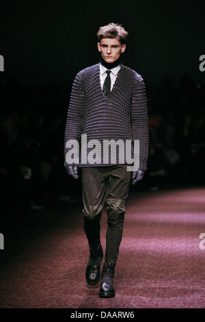 Un modello indossa una creazione come parte di Lanvin Moda Uomo Autunno Inverno 2011/2012 collezione presentata durante la Parigi degli uomini della settimana della moda di Parigi, Francia, 23 gennaio 2011. La Moda Uomo Autunno Inverno durerà fino al 23 gennaio 2011. Foto: Hendrik Ballhausen Foto Stock