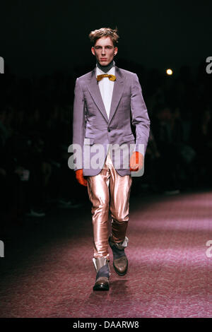 Un modello indossa una creazione come parte di Lanvin Moda Uomo Autunno Inverno 2011/2012 collezione presentata durante la Parigi degli uomini della settimana della moda di Parigi, Francia, 23 gennaio 2011. La Moda Uomo Autunno Inverno durerà fino al 23 gennaio 2011. Foto: Hendrik Ballhausen Foto Stock