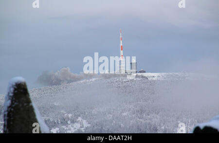 L'Harz treno passa la torre della radio sul Brocken delle montagne Harz vicino Torfhaus, Germania, 22 gennaio 2011. La neve è stato previsto per la regione. Foto: Stefan Rampfel Foto Stock