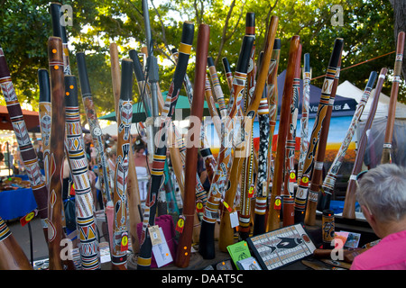 Mendil Beach Sunset Markets,Darwin,Northern Territory,Australia con stalla vendita di didgeridoo aborigeni sviluppati da persone aborigene Foto Stock