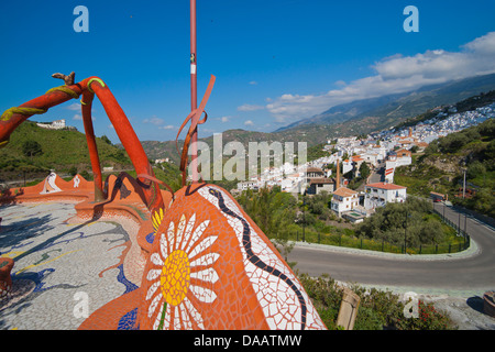 Guardando verso il basso sulla Competa, villaggio, Nerja, Malaga, La Axarquia, Costa del Sol, Spagna Foto Stock