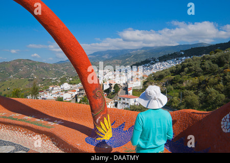 Guardando verso il basso sulla Competa, villaggio, Nerja, Malaga, La Axarquia, Costa del Sol, Spagna Foto Stock