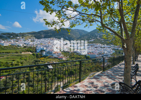 Guardando verso il basso sulla Competa, villaggio, Nerja, Malaga, La Axarquia, Costa del Sol, Spagna Foto Stock