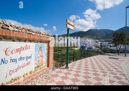 Guardando verso il basso sulla Competa, villaggio, Nerja, Malaga, La Axarquia, Costa del Sol, Spagna Foto Stock