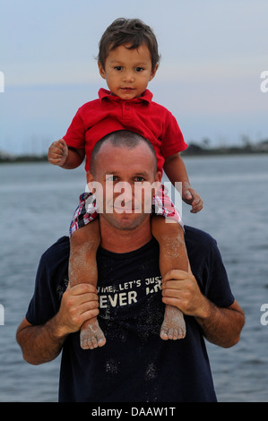 Stati Uniti Marine Sgt. Robert Soates, Marine Fighter Attack Training Squadron 501, gioca con il suo bambino al diciottesimo suono annuale della celebrazione di indipendenza sul campo Hurlburt Fla., Giugno 28, 2013. Squadroni di tutta la base ha lavorato in un certo numero di differenti sup Foto Stock