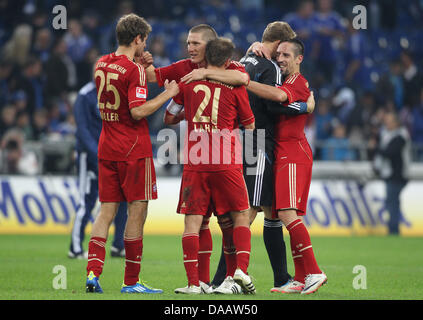 Monaco di Baviera i giocatori di Thomas Müller (l-r), Bastian SCHWEINSTEIGER, Philipp Lahm, Manuel Neuer e Franck Ribery celebrare il 0-2 vittoria dopo la Bundesliga tedesca partita FC Schalke 04 contro FC Bayern Monaco presso la VeltinsArena a Gelsenkirchen (Germania), 18 settembre 2011. Foto: Friso Gentsch Foto Stock