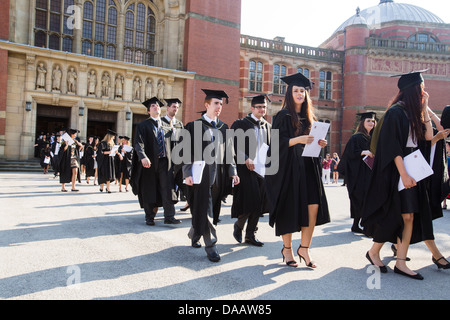 I laureati di lasciare la sala grande alla Università di Birmingham, UK, dopo la cerimonia di consegna dei diplomi