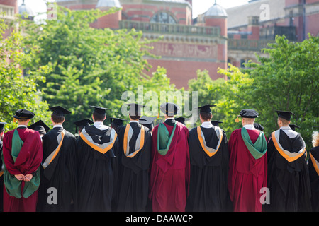 Gli studenti allineando dopo una cerimonia di laurea all Università di Birmingham, UK, per avere il loro fotografia scattata. Foto Stock