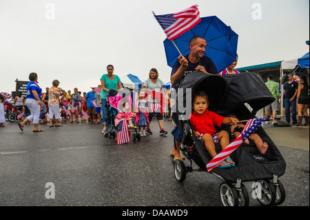 Stati Uniti Marine Sgt. Robert Soates, Marine Fighter Attack Training Squadron 501, spinge i suoi figli in giro durante una parata di bandiera a Foto Stock