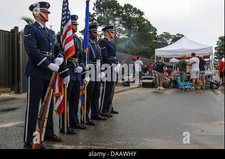 Il campo Hurlburt's Guardia d'onore si erge a attenzione prima di presentare i colori al diciottesimo suono annuale della celebrazione di indipendenza al Soundside Marina sul campo Hurlburt Fla., Giugno 28, 2013. La celebrazione ha avuto varie cabine impostato per fornire foo Foto Stock