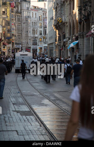 Istanbul, Turchia -- Istiklal Street fuori dalla piazza Taksim, il 08 luglio, 2013. Sebbene Gezi Park è stata ufficialmente 're-aperto' presto la polizia è intervenuta e svuotato il parco ancora una volta. Le manifestazioni di protesta, arresti casuali e la violenza della polizia nella zona ha continuato. Foto di Bikem Ekberzade/Alamy Live News Foto Stock