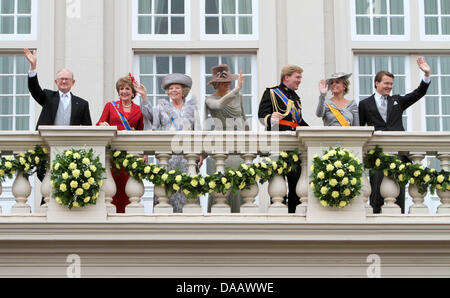 Il prof. Il sig. Pieter van Vollenhoven, Principessa Margriet, Queen Beatrix, Crown Princess Maxima, Principe Ereditario Willem Alexander, Principessa Laurentien e il Principe Constantijn wave dal balcone di Palazzo Noordeinde su Prinsjesdag, l'apertura degli olandesi anno parlamentare, all'Aia, Paesi Bassi, 20 settembre 2011. Foto: Albert Nieboer / Paesi Bassi fuori Foto Stock