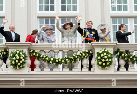 Il prof. Il sig. Pieter van Vollenhoven, Principessa Margriet, Queen Beatrix, Crown Princess Maxima, Principe Ereditario Willem Alexander, Principessa Laurentien e il Principe Constantijn wave dal balcone di Palazzo Noordeinde su Prinsjesdag, l'apertura degli olandesi anno parlamentare, all'Aia, Paesi Bassi, 20 settembre 2011. Foto: Albert Nieboer / Paesi Bassi fuori Foto Stock