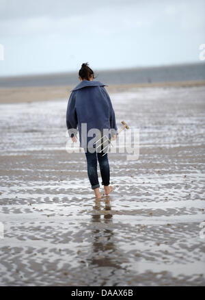 Corea del Sud studente, Dschi in ettari, vaga attraverso l'estuario presso il mare di Wadden Stazione di conservazione in Hoernum sull'isola di Sylt, Germania, 15 settembre 2011. Il 22-enne tedesco studi studente sta lavorando a volonteer alla stazione per due mesi. Foto: Christian Charisius Foto Stock