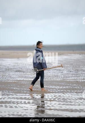 Corea del Sud studente, Dschi in ettari, vaga attraverso l'estuario presso il mare di Wadden Stazione di conservazione in Hoernum sull'isola di Sylt, Germania, 15 settembre 2011. Il 22-enne tedesco studi studente sta lavorando a volonteer alla stazione per due mesi. Foto: Christian Charisius Foto Stock