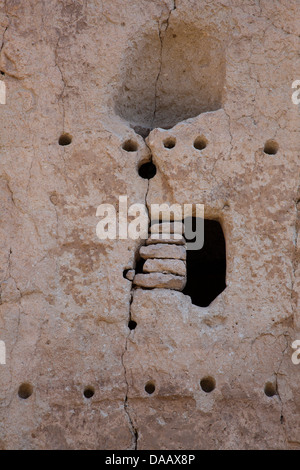 Dettaglio della casa lunga, una scogliera preistorica abitazione in Frijoles Canyon in Bandelier National Monument, Nuovo Messico. Foto Stock