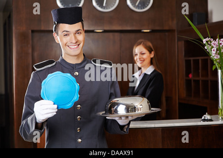 Gentile Azienda facchino vuoto sign in hotel alla reception dietro il contatore Foto Stock