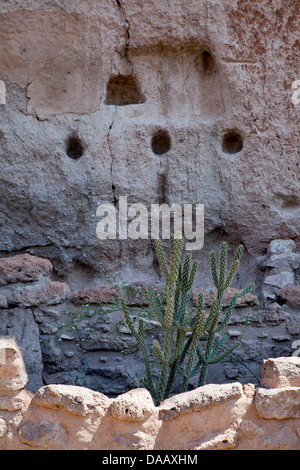 Dettaglio della casa lunga, una scogliera preistorica abitazione in Frijoles Canyon in Bandelier National Monument, Nuovo Messico. Foto Stock