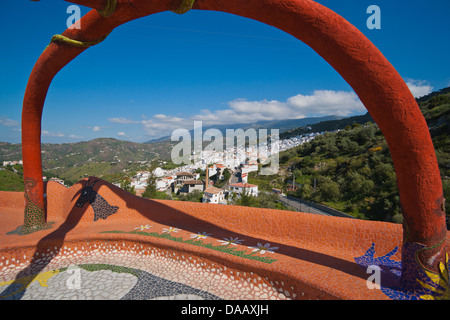 Guardando verso il basso sulla Competa, villaggio, Nerja, Malaga, La Axarquia, Costa del Sol, Spagna Foto Stock