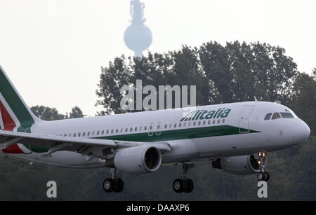 Il piano con Papa Benedetto XVI a bordo è lo sbarco dall'aeroporto Tegel di Berlino, 22 settembre 2011. Il capo della Chiesa Cattolica Romana si è recato in visita in Germania da 22-25 settembre 2011. Foto: Maurizio Gambarini dpa/lbn +++(c) dpa - Bildfunk+++ Foto Stock