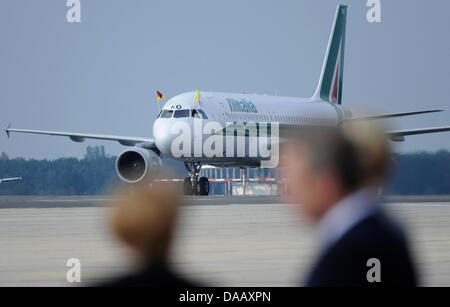 Il piano con Papa Benedetto XVI a bordo arriva dall'aeroporto Tegel di Berlino, 22 settembre 2011. Il capo della Chiesa Cattolica Romana si è recato in visita in Germania da 22-25 settembre 2011. Foto: Maurizio Gambarini dpa/lbn +++(c) dpa - Bildfunk+++ Foto Stock