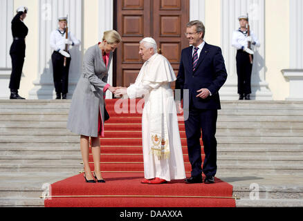 Papa Benedetto XVI è accolto dal Presidente della Repubblica federale di Germania Christian Wulff (r) e sua moglie Bettina Wulff presso il Palazzo Bellevue a Berlino, Germania, 22 settembre 2011. Il capo della Chiesa Cattolica Romana si è recato in visita in Germania da 22-25 settembre 2011. Foto: Annibale dpa/lbn +++(c) dpa - Bildfunk+++ Foto Stock